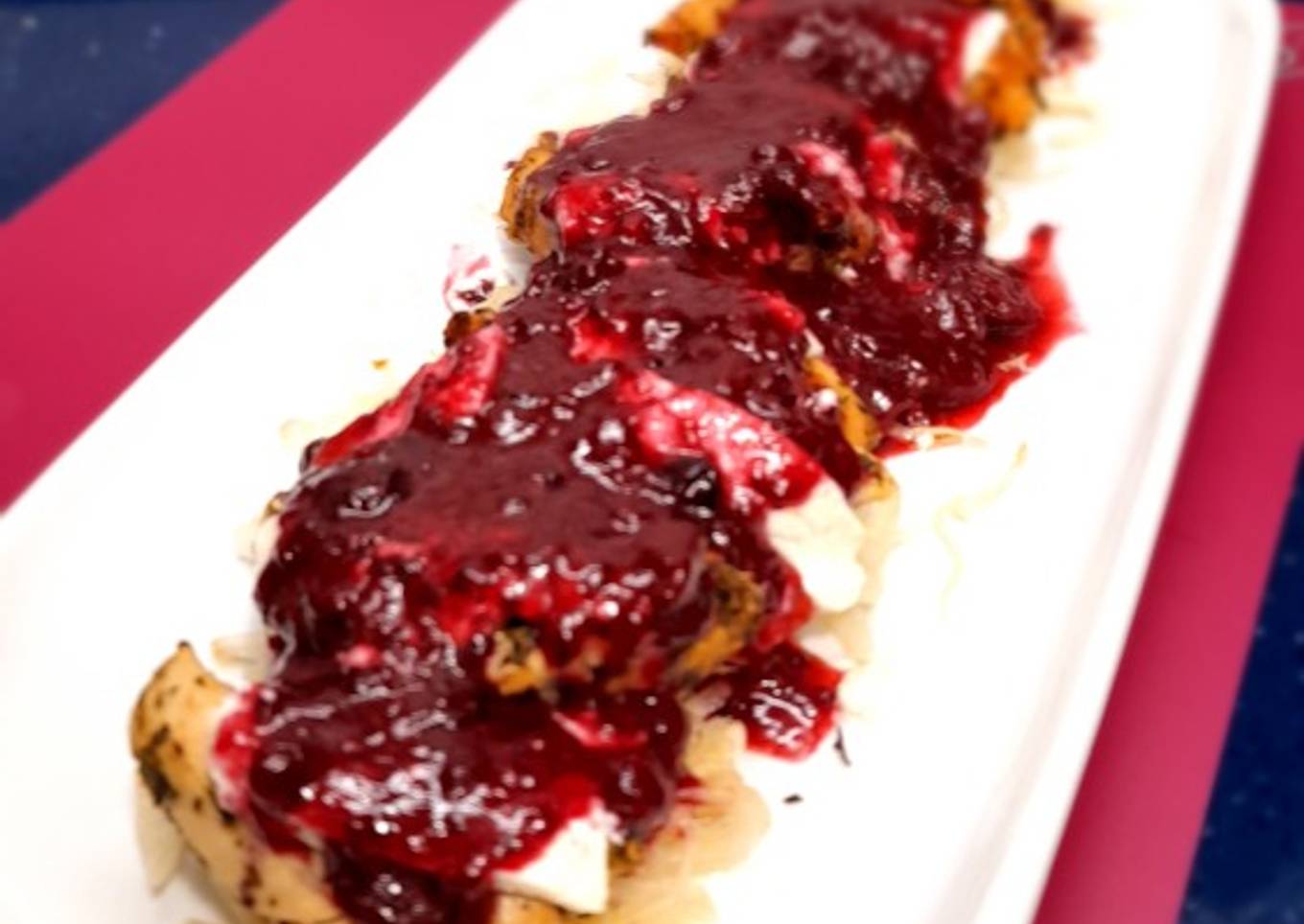 Montaditos de pollo con salsa de frutos rojos y queso de cabra