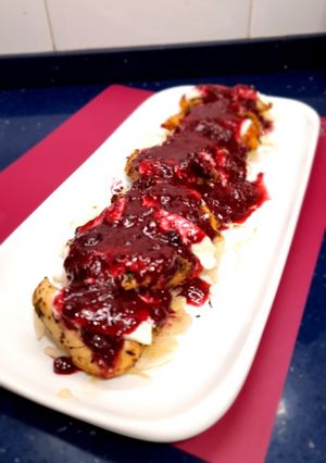 Una foto de Montaditos de pollo con salsa de frutos rojos y queso de cabra