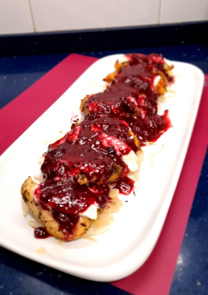 Una foto de Montaditos de pollo con salsa de frutos rojos y queso de cabra