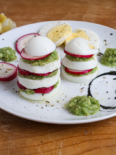 Foto di Torrette di uova, avocado e ravanello al limone e pepe