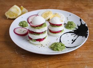 Foto di Torrette di uova, avocado e ravanello al limone e pepe