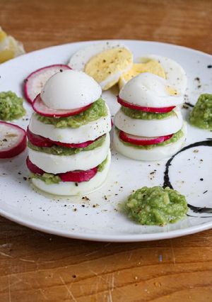 Foto di Torrette di uova, avocado e ravanello al limone e pepe