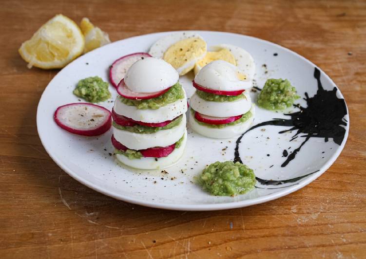 Torrette di uova, avocado e ravanello al limone e pepe