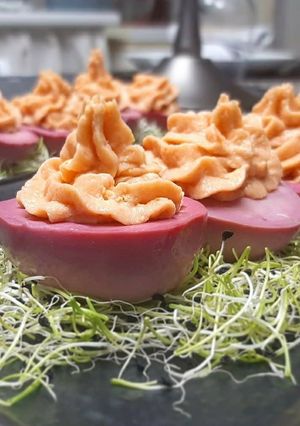 Una foto de Huevos rellenos de marisco