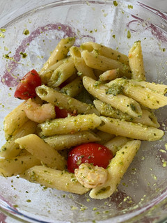 Foto di Pasta fredda pesto, pomodorini e gamberetti