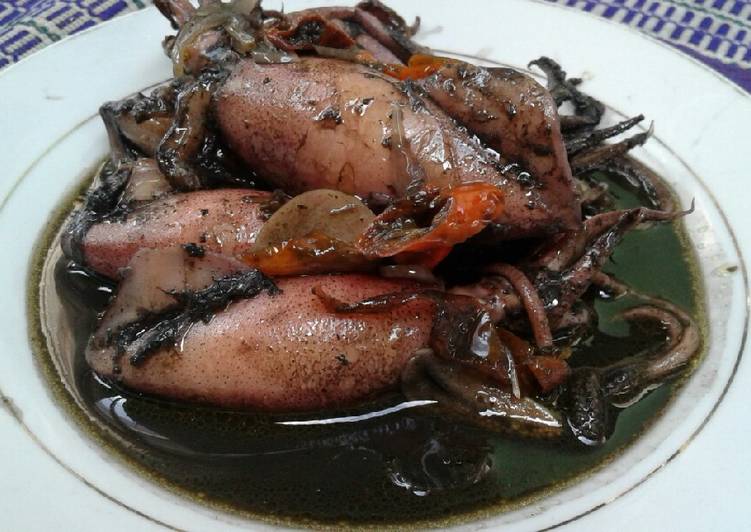 Bagaimana memasak Cumi hitam bumbu pindang Lezat