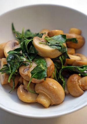 九層塔炒蘑菇。用奶油炒! 的食譜成品照片