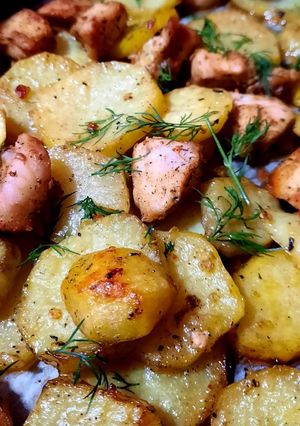 O poză a rețetei Cartofi noi cu carne de porc la cuptor.