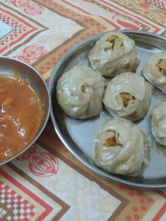 वेज मोमो के साथ चटनी (Veg momos aur chutney recipe in Hindi) रेसिपी मुख्य फोटो