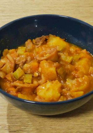 Una foto de Calamares con patatas en mirepoix