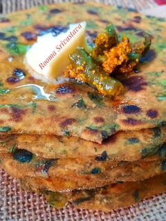 बाजरा बथुआ मिस्सी रोटी(Bajra bathua missi roti recipe in Hindi) रेसिपी मुख्य फोटो