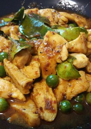 รูปของ ไก่ผัดพริกแกงใต้ใบยี่หร่า