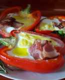 Pimientos rellenos de tocino, queso y huevo