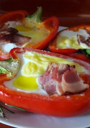 Una foto de Pimientos rellenos de tocino, queso y huevo