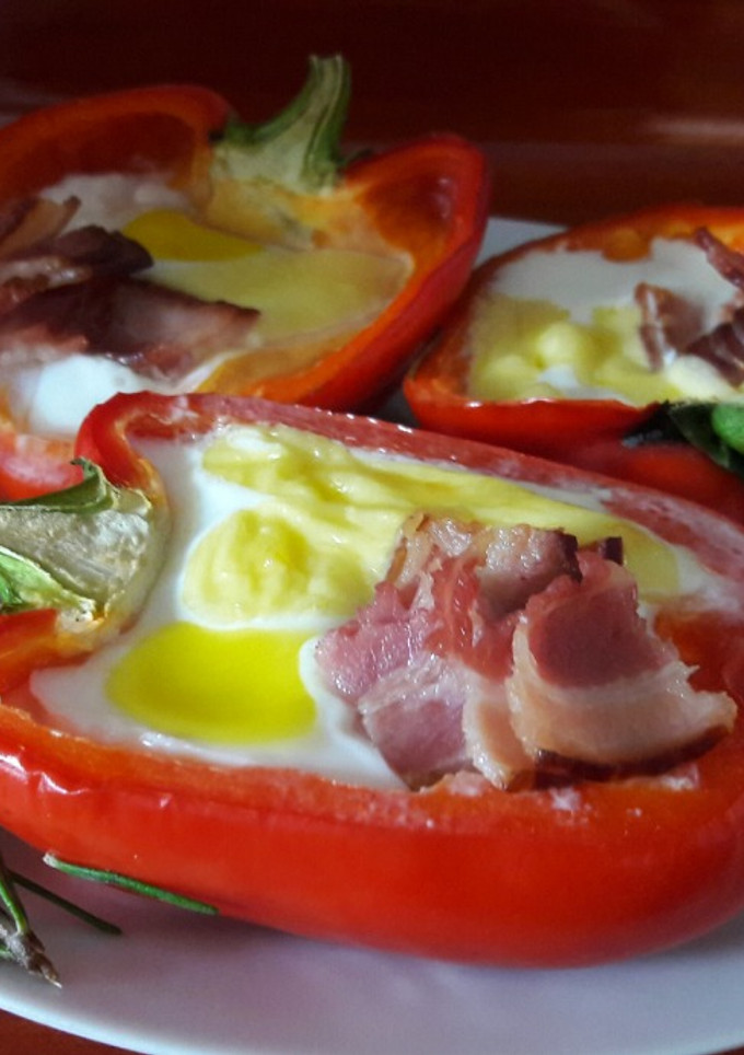 Una foto de Pimientos rellenos de tocino, queso y huevo