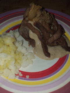 Una foto de Carrillada con salsa de setas y crujiente de presa ibérica