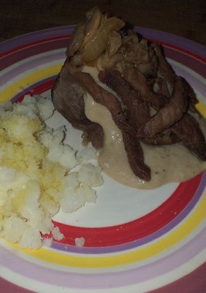 Una foto de Carrillada con salsa de setas y crujiente de presa ibérica