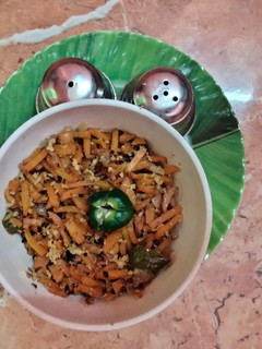 கேரட் பொரியல் (Carrot poriyal recipe in tamil) செய்முறை முக்கிய புகைப்படம்
