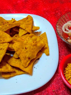 सूजी के नाचोस (Suji ke Nachos recipe in Hindi) रेसिपी मुख्य फोटो