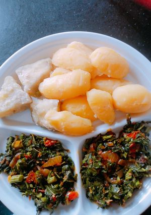 A picture of Bolied Irish/Sweet potatoes with veggies.