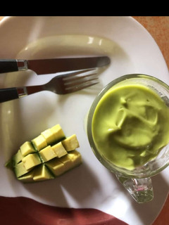 A picture of Avocado scoop🥑.