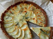 Una foto di pasta patate e provola