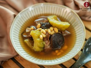【老菜脯苦瓜黃豆排骨湯】立夏節氣燉湯，湯頭清爽降火氣