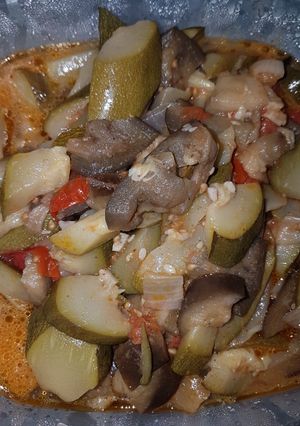 Sült csirkecomb, zöldséges lecsóval recept fotója