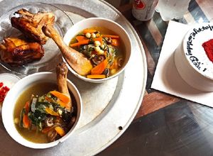 Hình của món Đùi gà hầm hạt sen.