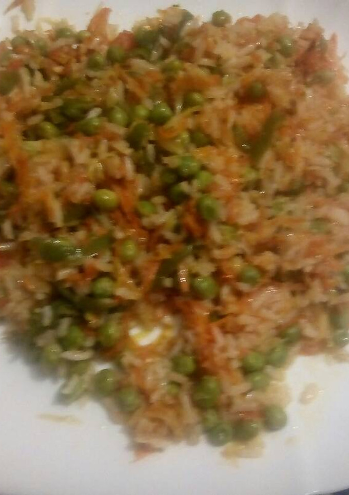 Una foto de Arroz frito con verduras chino al estilo de mari 