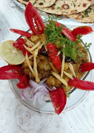 A picture of Punjabi choly with mint chattny curd.
