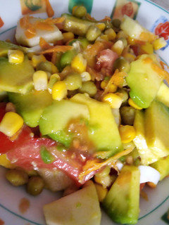 Una foto de Ensalada primor...🥑🍅🌽🍏🥕