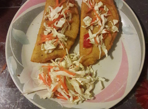 Una foto de Empanadas de papa con ensalada de Repollo