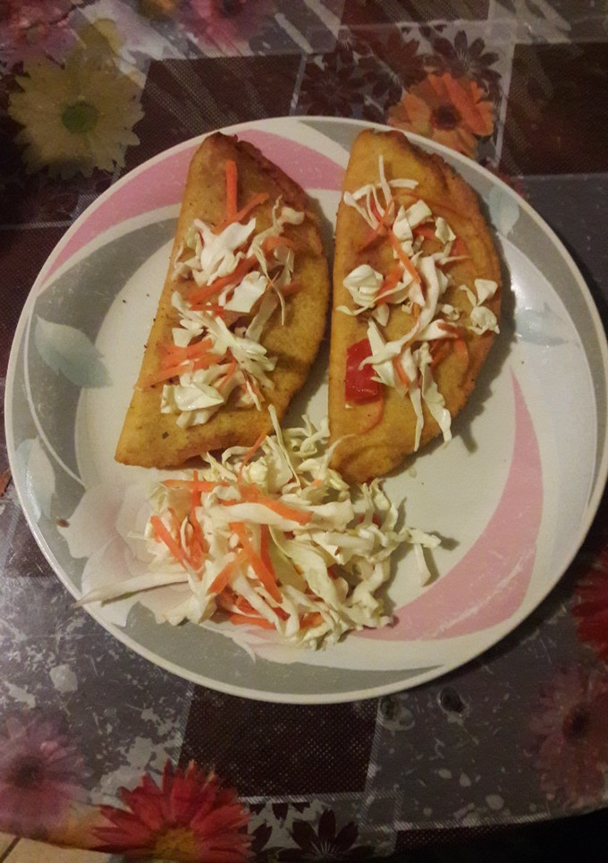 Una foto de Empanadas de papa con ensalada de Repollo
