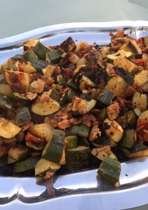 Une photo de Courgettes au jambon, poivron, tomates, abricots secs et citron confit