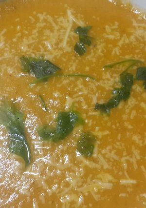 Una foto de Sopa crema de tomates🍲🍅