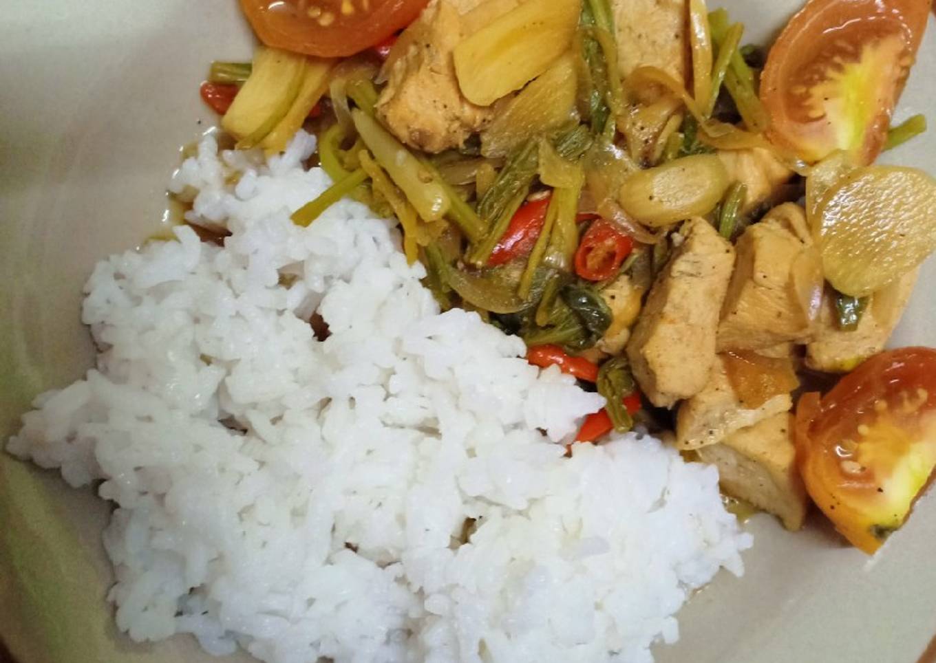 Nasi tumis sawi ayam kecap tanpa minyak