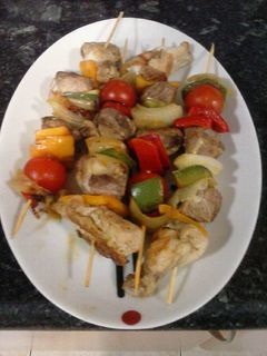 Una foto de Brochetas de carne con verduras