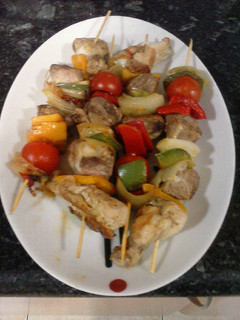 Una foto de Brochetas de carne con verduras