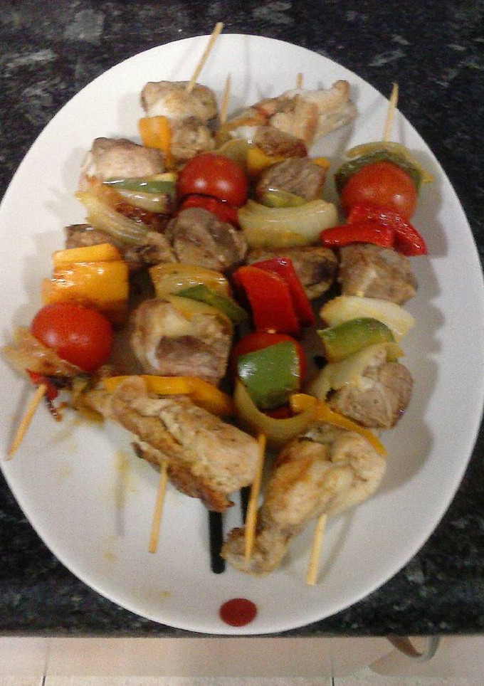 Una foto de Brochetas de carne con verduras