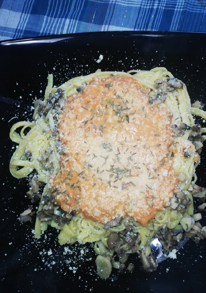 Una foto de Fettuccine con champiñones y salsa cremosa rabiosa