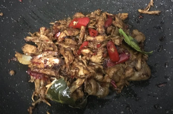 Bagaimana Menyiapkan Ayam Suwir Pedas Kecap Manis Gurih Bumbu Sederhana Bahan Sederhana