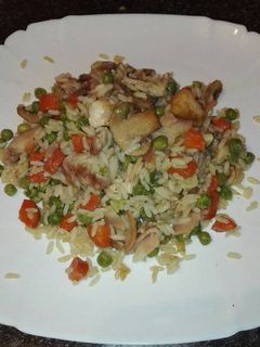 Una foto de Arroz frito con verduras pollo y beicon