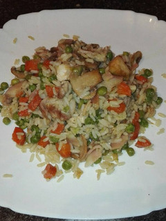 Una foto de Arroz frito con verduras pollo y beicon