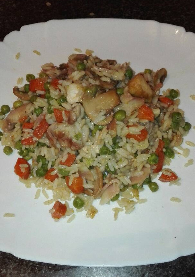 Una foto de Arroz frito con verduras pollo y beicon