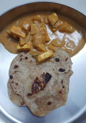 A picture of Paneer potato kurma recipe 😋.