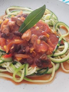 Una foto de Tallarines de Zapallo Italiano con salsa de tomate