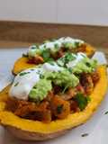 Boniato relleno de pollo con aguacate y salsa de yogur