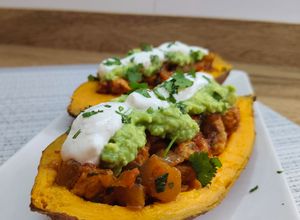 Foto principal de Boniato relleno de pollo con aguacate y salsa de yogur