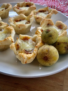 Una foto de Hojaldradas de higos con dos tipos de queso